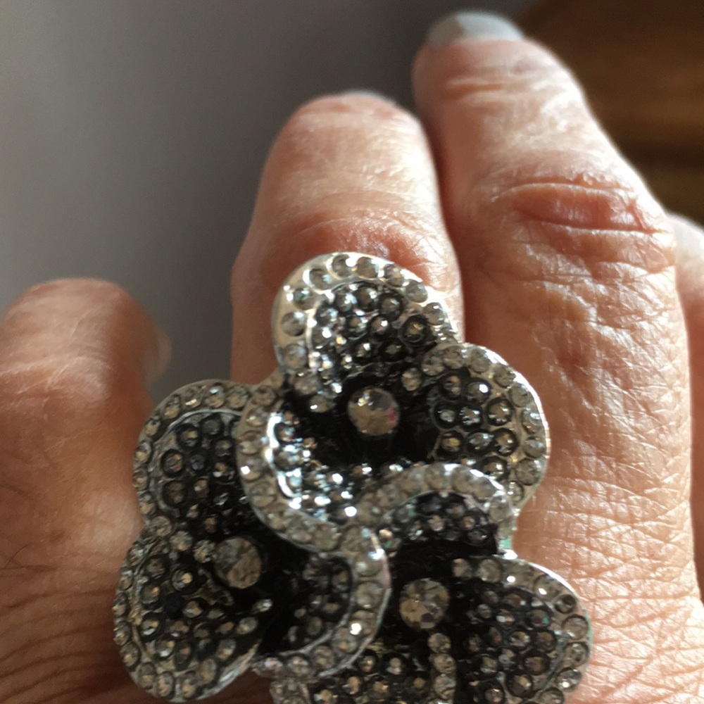 New Size 7 Statement Flower Ring - image 4